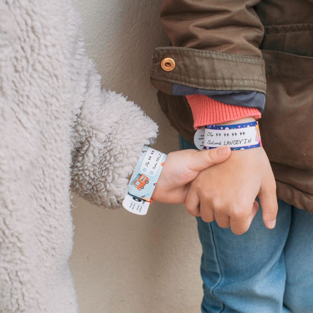 bracelet identification enfant dans la foule