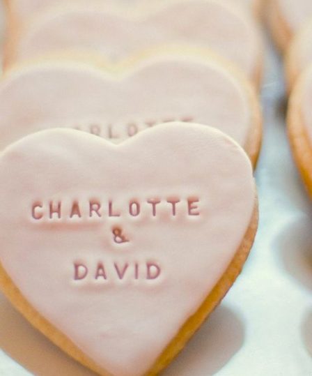 Biscuits personnalisés avec le nom des mariés pour faire part de marriage en forme de coeur rose