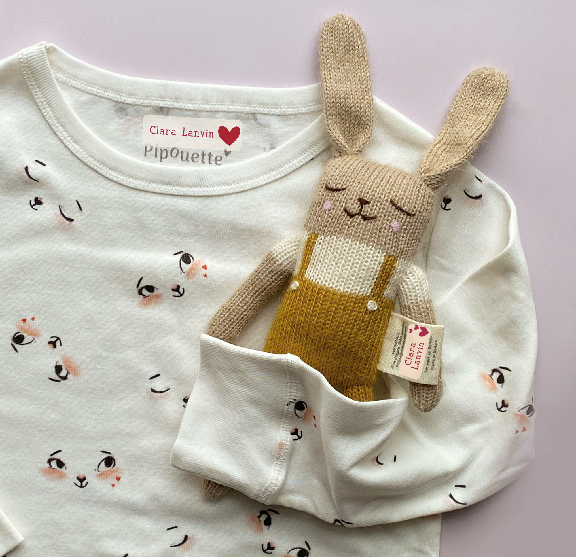 Un doudou et une chemise enfant avec des étiquettes coeurs de chez Ludilabel